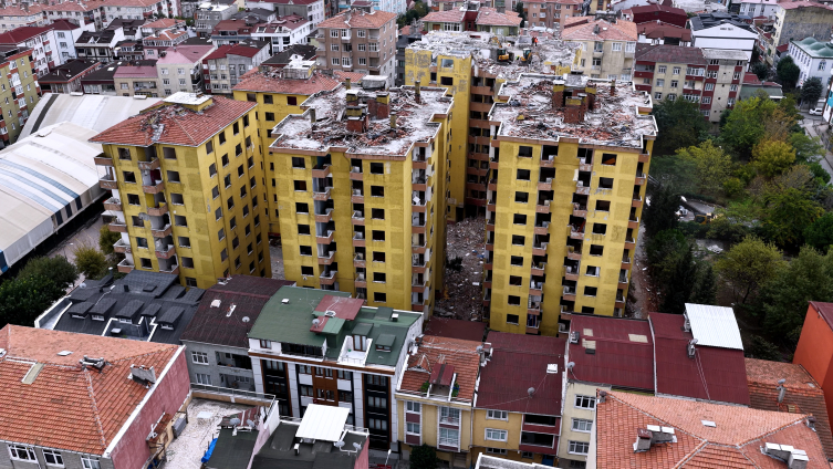 8 blokluk Doğuş Sitesi "yarısı bizden" desteğiyle baştan inşa ediliyor